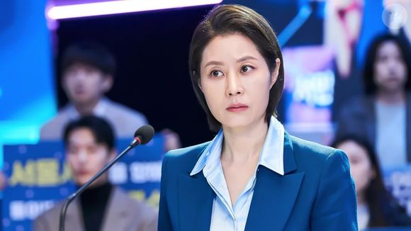 Então, ela passa a apoiar a candidatura da advogada Oh Kyung-sook, que é interpretada por Moon So-ri, de 'Se a Vida Te Der Tangerinas...'