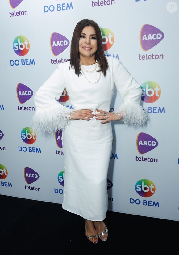 Teleton 2025: Mara Maravilha usou um vestido branco comprido com plumas nas mangas