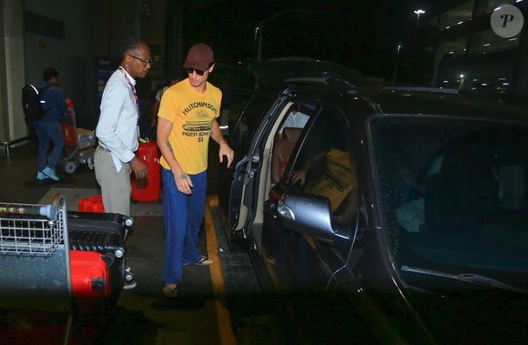 Para completar, Shawn Mendes usou um par de Havaianas nos pés.