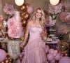 Karina Bacchi escolheu um vestido rosa de princesa, com saia volumosa de tule, para celebrar seus 50 anos em uma festa em São Paulo