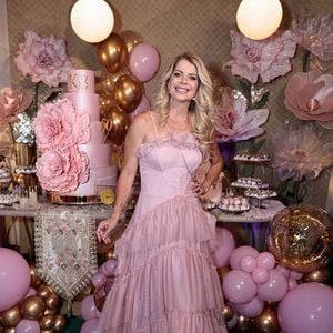 Karina Bacchi escolheu um vestido rosa de princesa, com saia volumosa de tule, para celebrar seus 50 anos em uma festa em São Paulo