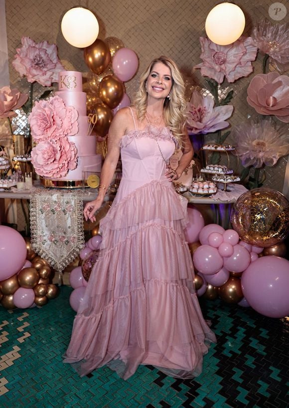 Karina Bacchi escolheu um vestido rosa de princesa, com saia volumosa de tule, para celebrar seus 50 anos em uma festa em São Paulo