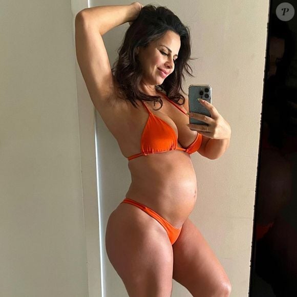 Mesmo com barriguinha, Viviane Araújo ainda mantinha o restante do corpo bastante definido