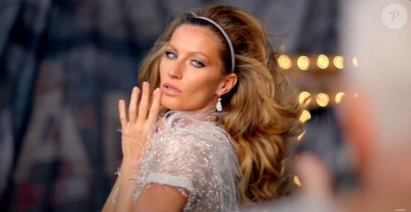A narrativa mostra uma mulher, vivida por Gisele, que passa o dia angustiada acreditando ter sido abandonada após receber uma carta de despedida