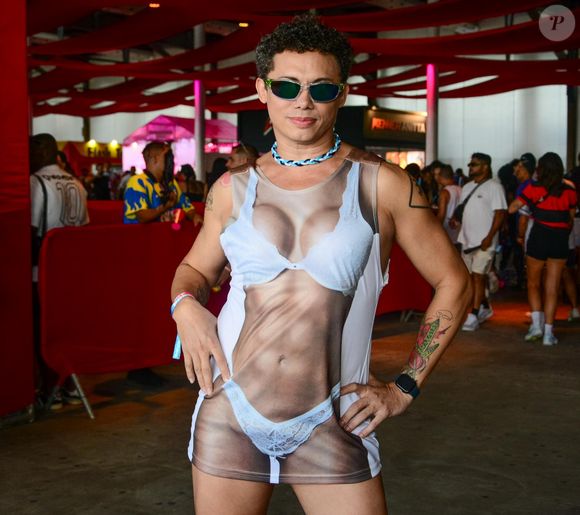 Silvero Pereira apostou em um look divertido para os Ensaios da Anitta