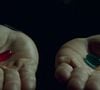 Inspirado na estética de 'Matrix' (1999), o modelo remete ao famoso dilema das pílulas azul e vermelha, unindo moda e cultura pop em um único design