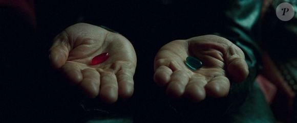 Inspirado na estética de 'Matrix' (1999), o modelo remete ao famoso dilema das pílulas azul e vermelha, unindo moda e cultura pop em um único design