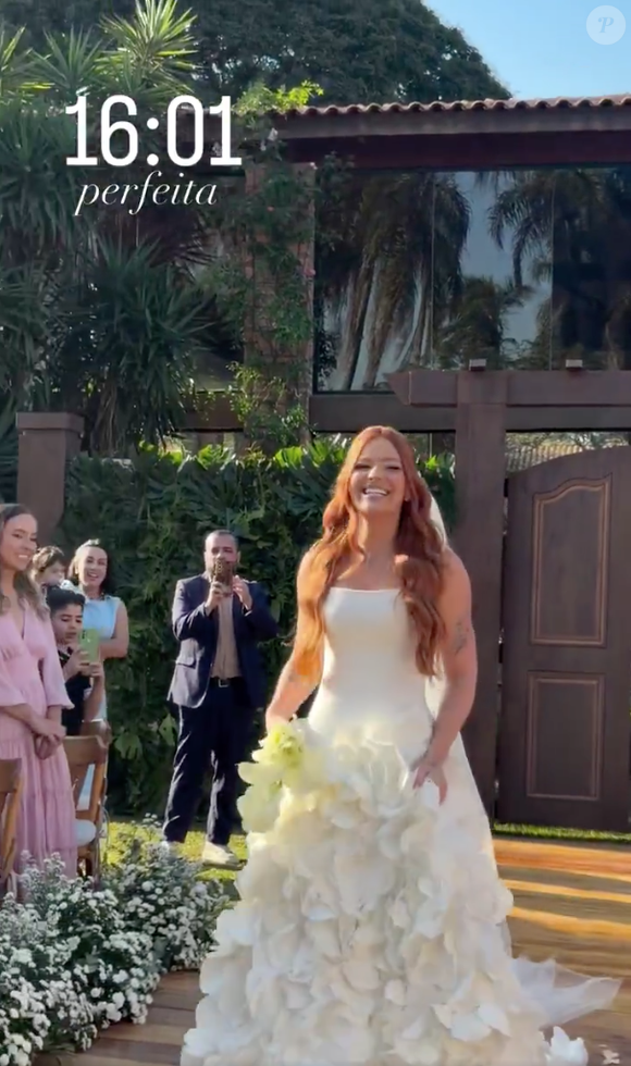 Viih Tube foi filmada por convidados enquanto entrava para seu casamento com Eliezer