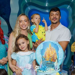 Com o tema 'A Pequena Sereia', ocorreu nesta quinta-feira (17) a festa de 5 anos de Beatriz, filha dos influenciadores Tata Estaniecki e Júlio Cocielo.