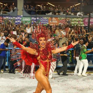 Virginia Fonseca ainda viu o tapa-sexo se soltar, sem cair, durante desfile da Grande Rio no Carnaval 2026