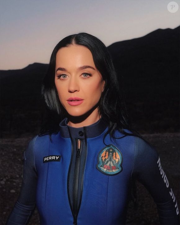 Katy Perry revelou ter sido convidada pela empresa, o que indica que pode ter voado como VIP sem pagar pelo bilhete.
