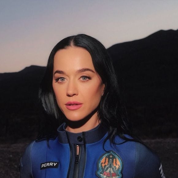 Katy Perry revelou ter sido convidada pela empresa, o que indica que pode ter voado como VIP sem pagar pelo bilhete.
