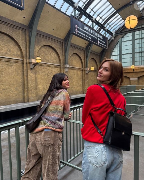 Bruna Marquezine e Sasha Meneghel optaram por ficar mais reclusas e afastadas. Elas não se desgrudaram e passaram um bom tempo dentro do quarto