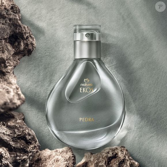 No coração, o perfume combina Notas Minerais, Gerânio e Cipreste, enquanto o fundo reúne Musgo, Âmbar e Patchouli, equilibrando frescor aromático e conforto amadeirado