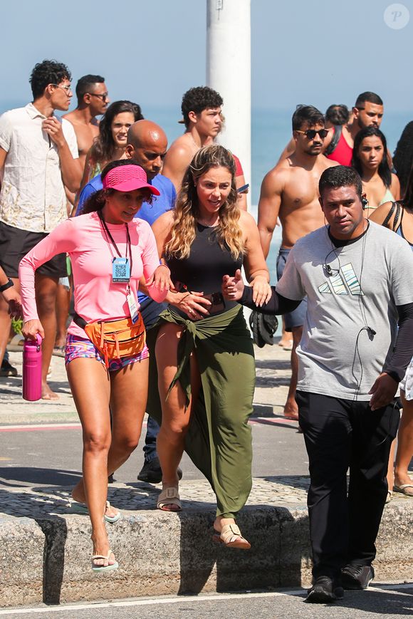 Spoiler de 'Vale Tudo' em flagra! Falida após golpe de Odete, Raquel vende sanduíche na praia e é flagrada por Heleninha e Celina