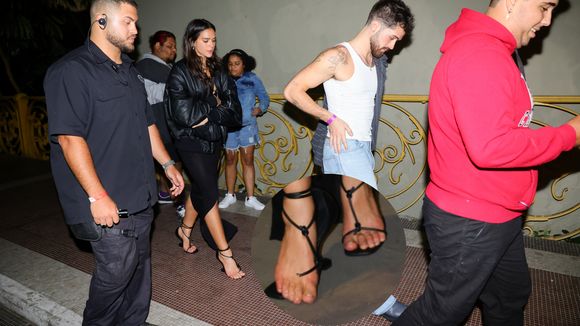 Descer do salto? Nunca! Bruna Marquezine arrebenta sandália de grife e 'mantém a pose' ao deixar festa acompanhada de João Guilherme em SP