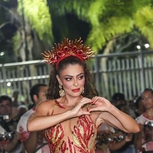 Para deixar o seu corpo o mais perfeito possível para o Carnaval, a atriz aposta no acompanhamento da Clínica Seven