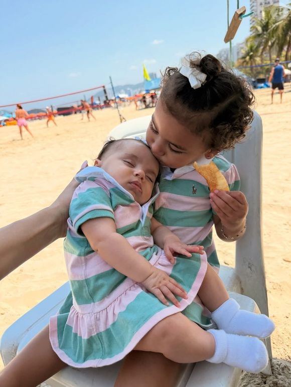 Um clique de Mavie e Mel agarradinhas e combinando looks na praia encantou os fãs de Bruna Biancardi