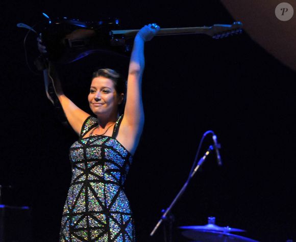 Luiza Possi teria sido vista dando selinhos em Maria Gadu em uma festa, segundo informações do jornal Extra