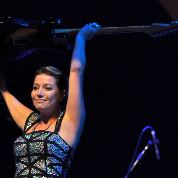 Luiza Possi teria sido vista dando selinhos em Maria Gadu em uma festa, segundo informações do jornal Extra