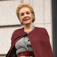 Cinco saias midi inspiradas em Carolina Herrera para você estar no seu melhor na Primavera 2026; elas podem ser combinadas com botas, sapatos de salto alto ou sandálias