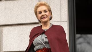 Cinco saias midi inspiradas em Carolina Herrera para você estar no seu melhor na Primavera 2026; elas podem ser combinadas com botas, sapatos de salto alto ou sandálias