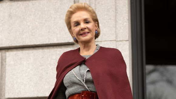 Cinco saias midi inspiradas em Carolina Herrera para você estar no seu melhor na Primavera 2026; elas podem ser combinadas com botas, sapatos de salto alto ou sandálias