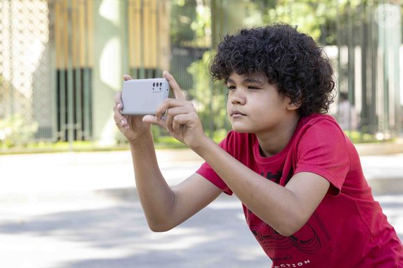 Estudos indicam que o cérebro aprende melhor quando há emoção, curiosidade e interesse, fatores essenciais para fixar o conhecimento