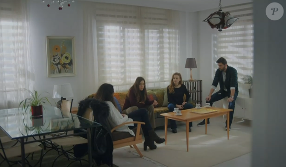 Irmãs de Zeynap, Gamze e Duru vendem a casa da família no campo e revoltam a mãe, como forma de ajudar a fotógrafa, na novela 'Mãe', no capítulo de 28 de novembro de 2025, sexta-feira