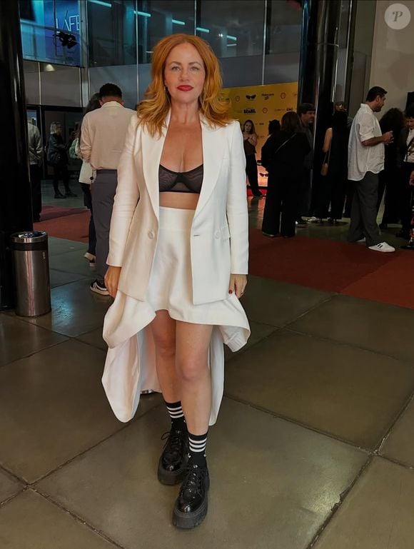 Já fora da novela, Karine Teles optou por manter os fios ruivos, mas bem mais curtos - como já era nos bastidores