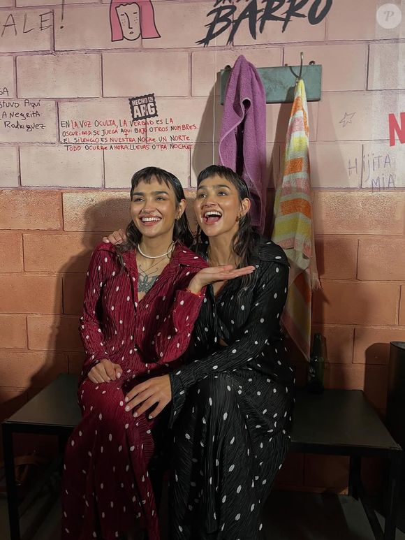 As gêmeas Gonella interpretam as irmãs 'Chucky' na série 'Na Lama', sucesso internacional da plataforma