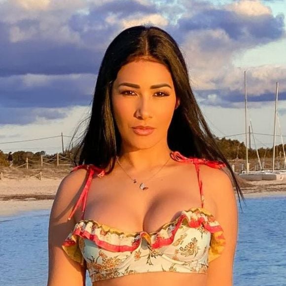 Após causar com rosto inchado, Simaria posa de biquíni florido na praia e detalhe inusitado rouba a cena. Veja!