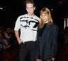 Pietro Antonelli, filho de Giovanna e Murilo Benício, posa com Clarissa Müller no SPFW 2025