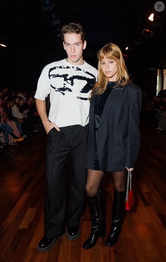 Pietro Antonelli, filho de Giovanna e Murilo Benício, posa com Clarissa Müller no SPFW 2025