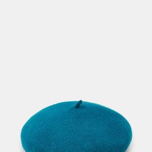 A boina 100% lã, no tom verde-azul, aparece por R$ 139,00 e aposta em um visual clássico, com acabamento de qualidade que atravessa temporadas