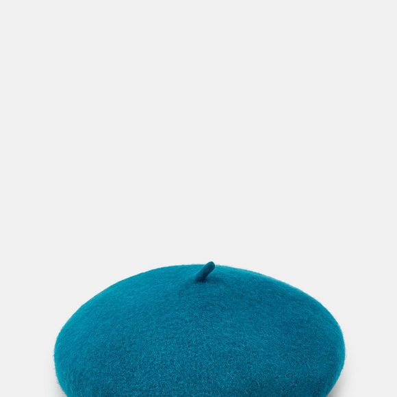 A boina 100% lã, no tom verde-azul, aparece por R$ 139,00 e aposta em um visual clássico, com acabamento de qualidade que atravessa temporadas