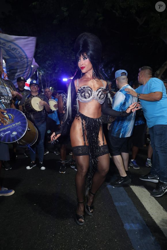 Esse look gótico-glam da Sabrina merece um prêmio!