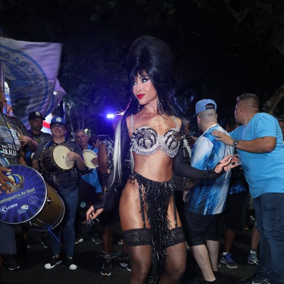 Esse look gótico-glam da Sabrina merece um prêmio!