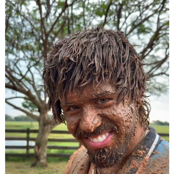 Enquanto isso, Zé Felipe e Ana Castela se divertiram com amigos tomando um banho de lama