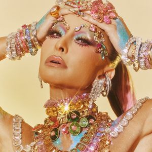 Rainha de bateria da Vila Isabel, a apresentadora foi o grande destaque da noite de ensaio técnico ao surgir com um look cravejado de cristais, assinado pela Swarovski, com cerca de 3 mil cristais, que transformou a Avenida em uma verdadeira constelação.