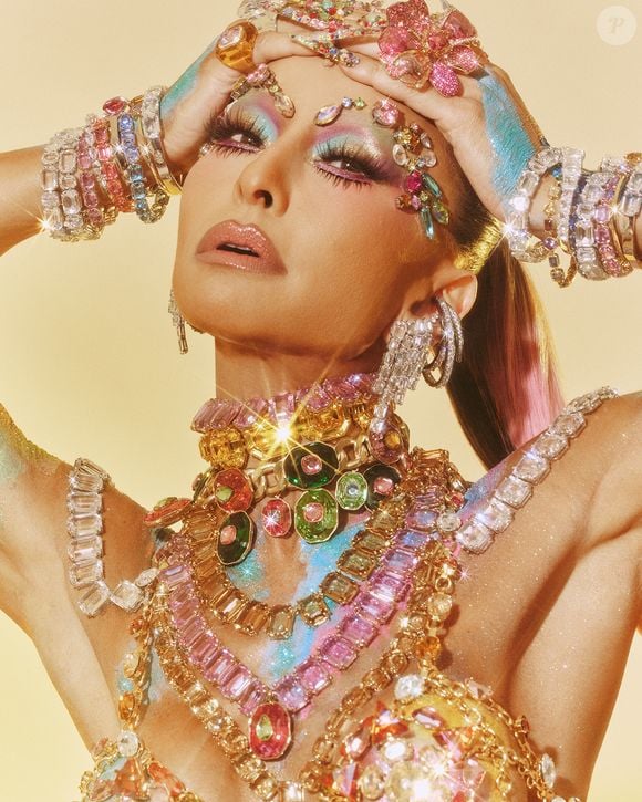 Rainha de bateria da Vila Isabel, a apresentadora foi o grande destaque da noite de ensaio técnico ao surgir com um look cravejado de cristais, assinado pela Swarovski, com cerca de 3 mil cristais, que transformou a Avenida em uma verdadeira constelação.