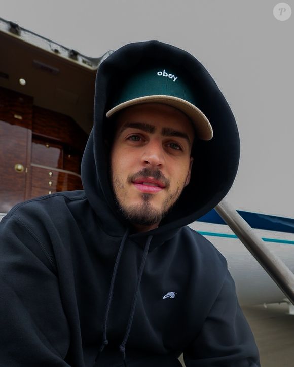 Jon Vlogs é acusado de promover uma casa de apostas da qual seria sócio oculto; ele não compareceu à CPI, alegando viagem aos EUA