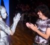 Atriz interage com o estilista Dario Mittmann momentos antes de encerrar o desfile da coleção 'GOLEM', inspirada em ficção científica.