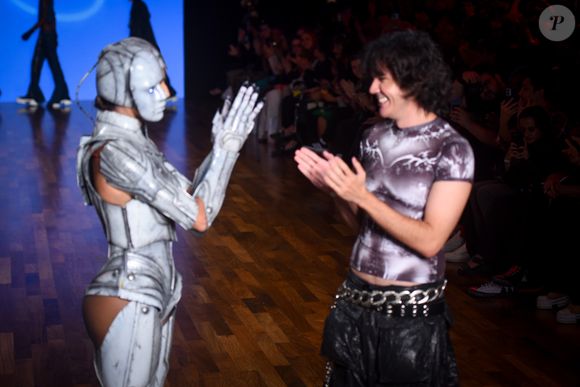 Atriz interage com o estilista Dario Mittmann momentos antes de encerrar o desfile da coleção 'GOLEM', inspirada em ficção científica.