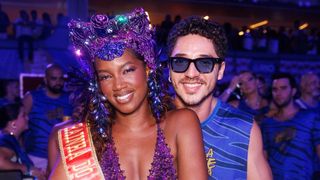 'Estou feliz': Iza quebra o silêncio sobre relacionamento com ator de 'Sítio do Picapau Amarelo' após flagra romântico na Sapucaí