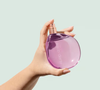 Com cheiro que remete à adolescência, o Muito Desobediente viraliza entre apaixonadas por perfumaria ao unir nostalgia, doçura e irreverência em uma única fragrância