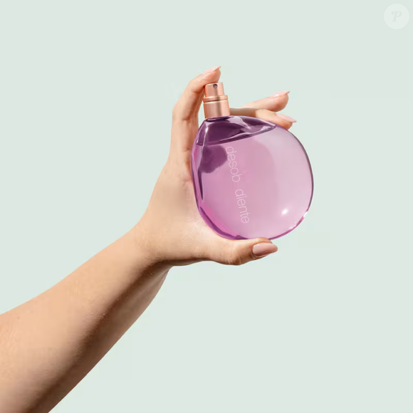 Com cheiro que remete à adolescência, o Muito Desobediente viraliza entre apaixonadas por perfumaria ao unir nostalgia, doçura e irreverência em uma única fragrância