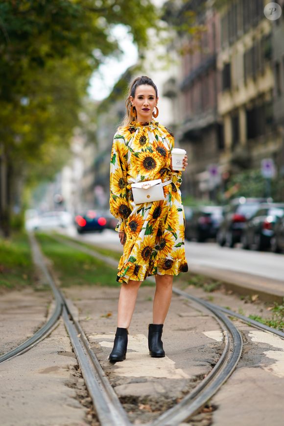 Esse vestido midi com maxiestampa de girassol é ideal para quem quer elevar ao máximo a personalidade do look