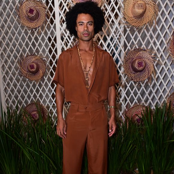 Breno investiu no utilitarismo elegante com um conjunto monocromático de alfaiataria em tom marrom-terroso, composto por camisa de mangas curtas usada entreaberta e calça de corte reto. O look de pegada naturalista foi complementado por um maxicolar de contas e sapatos pretos