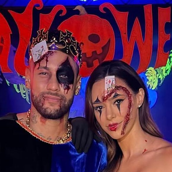 Ela ressaltou ainda que Neymar divide as responsabilidades cotidianas. “Ele [Neymar] troca a fralda das meninas quando preciso, quando peço ou quando percebe que está suja”, completou.